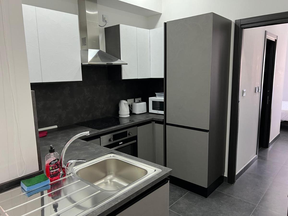Cosy & Modern Top Floor 1-Bedroom Apartment Сейнт Полс Бей Екстериор снимка