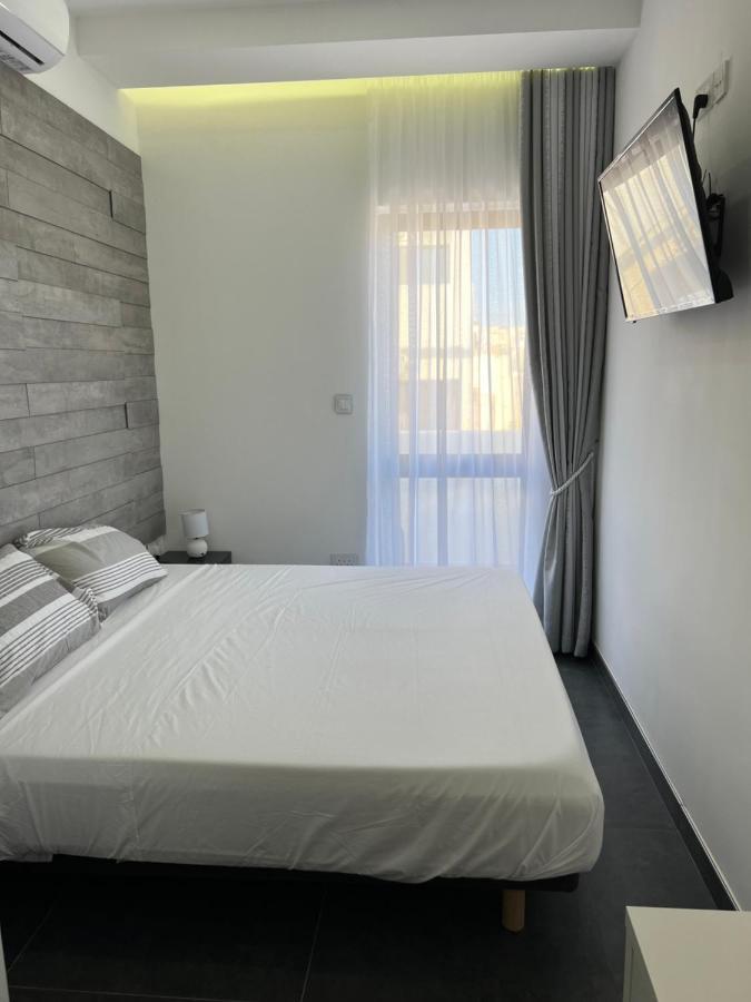 Cosy & Modern Top Floor 1-Bedroom Apartment Сейнт Полс Бей Екстериор снимка